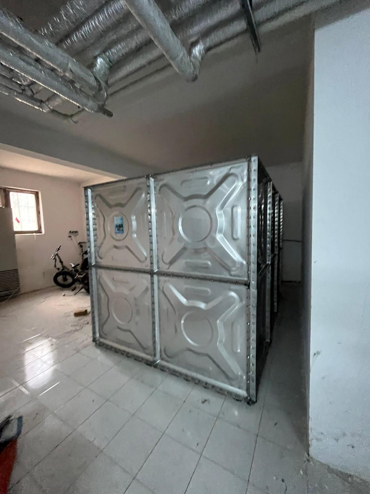 Tesisat hattı altına konumlandırılmış modüler su deposu